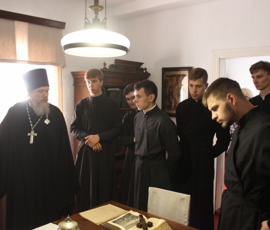 Студенты пропедевтического курса Тамбовской духовной семинарии посетили дом-музей святителя Луки
