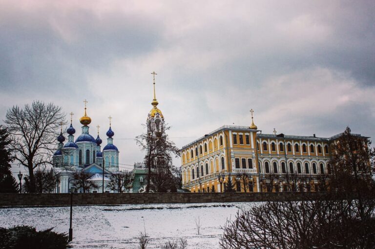 Казанский мужской монастырь: вид со стороны набережной р. Цна