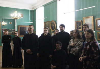 Студенты Тамбовской духовной семинарии и Школы регентов-певцов посетили выставку «Шедевры Тамбовской областной картинной галереи»