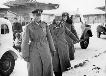 Генерал-фельдмаршал Фридрих Паулюс (слева),сдается в пленm Adam) после сдачи в плен. Сталинград, Бекетовка, штаб советской 64-й армии.