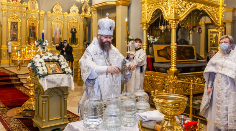 Утром 18 января митрополит Феодосий совершил Божественную литургию в Спасо-Преображенском кафедральном соборе