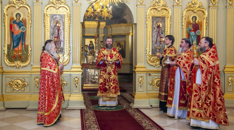 8 мая митрополит Тамбовский и Рассказовский Феодосий совершил Божественную литургию в Спасо-Преображенском кафедральном соборе города Тамбова