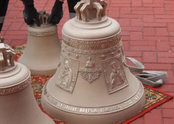 На звонницы колоколен Вознесенского и Казанского монастырей установили новые колокола