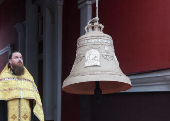 На звонницы колоколен Вознесенского и Казанского монастырей установили новые колокола