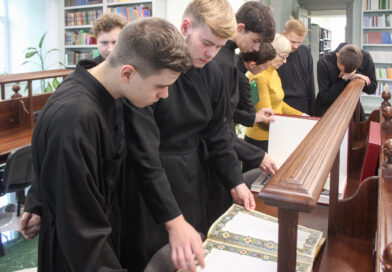 Экскурсия студентов подготовительного курса в библиотеку духовной школы