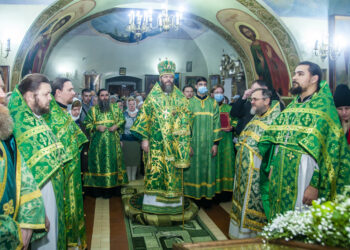 Митрополит Феодосий в день памяти преподобного Серафима Саровского совершил Божественную литургию в Покровском соборе 15.01.2023
