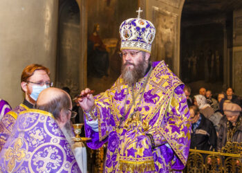 Митрополит Феодосий в канун Недели Крестопоклонной совершил всенощное бдение в Спасо-Преображенском кафедральном соборе