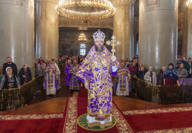Митрополит Феодосий в Неделю Крестопоклонную совершил Божественную литургию в Спасо-Преображенском кафедральном соборе