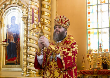 В Неделю 2-ю по Пасхе, апостола Фомы, митрополит Феодосий совершил Божественную литургию в Свято-Троицком храме