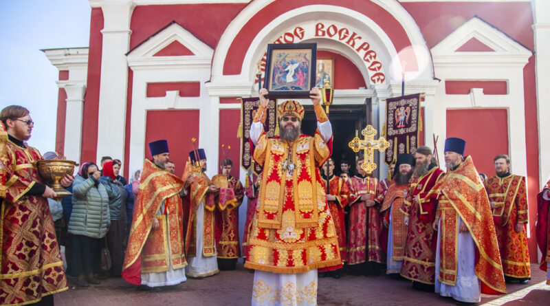 В понедельник Светлой седмицы митрополит Феодосий совершил Божественную литургию в Казанском мужском монастыре