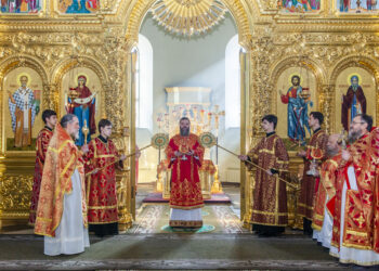 Во вторник Светлой седмицы митрополит Феодосий совершил Божественную литургию в Вознесенском женском монастыре 18.04.2023