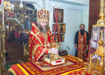 В Четверг Светлой седмицы митрополит Феодосий совершил Божественную литургию в Петро-Павловском храме