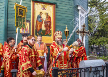В Четверг Светлой седмицы митрополит Феодосий совершил Божественную литургию в Петро-Павловском храме