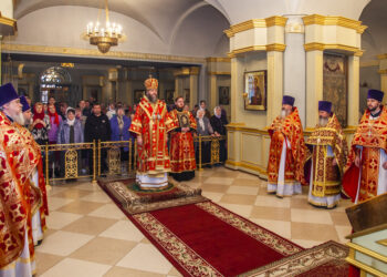 Митрополит Феодосий в день памяти великомученика Георгия Победоносца совершил Божественную литургию в Спасо-Преображенском кафедральном соборе