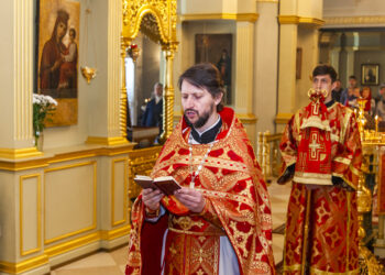 Митрополит Феодосий в день памяти великомученика Георгия Победоносца совершил Божественную литургию в Спасо-Преображенском кафедральном соборе