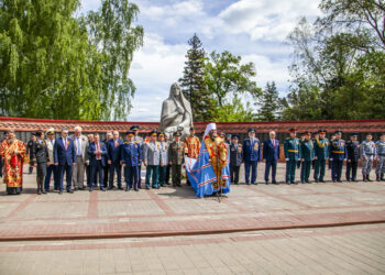 Глава митрополии совершил заупокойную литию на Крестовоздвиженском кладбище города Тамбова 9 мая 2023 года