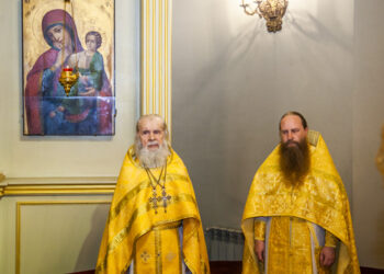 В Неделю 12-ю по Пятидесятнице митрополит Феодосий совершил Божественную литургию в Спасо-Преображенском кафедральном соборе